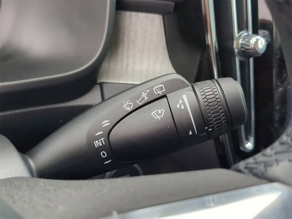 Thumbnail: 2025 Volvo XC40 - 27