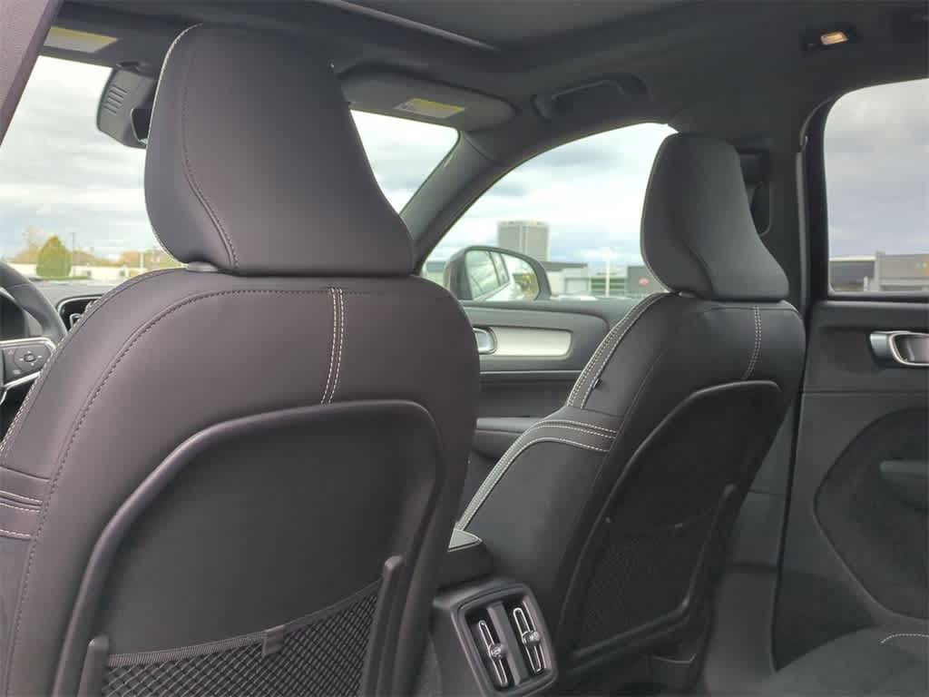 Thumbnail: 2026 Volvo XC40 - 17