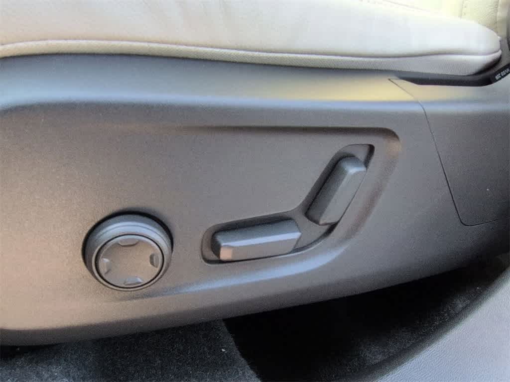 Thumbnail: 2026 Volvo XC40 - 17