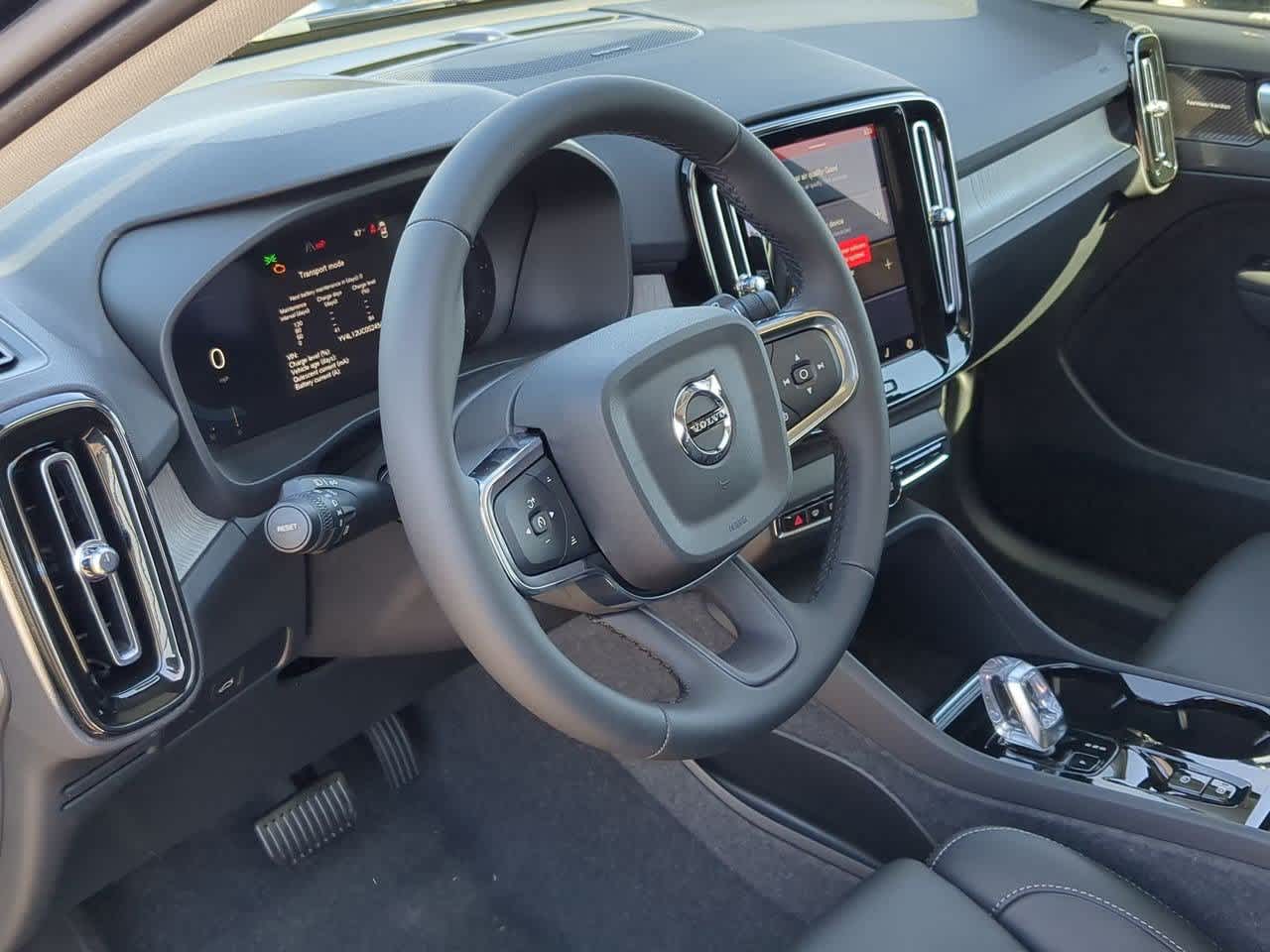 2025 Volvo XC40 Plus photo 2