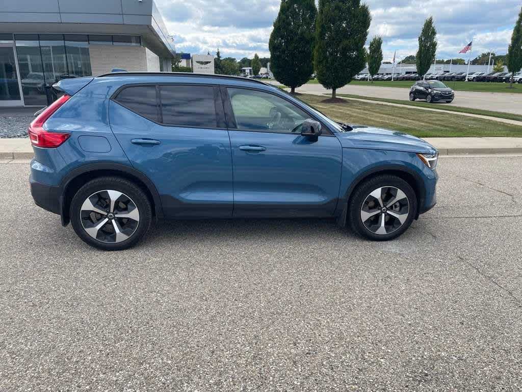 2023 Volvo XC40 AWD Plus photo 2