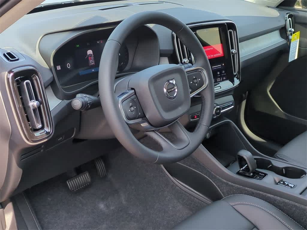 2026 Volvo XC40 Core photo 2