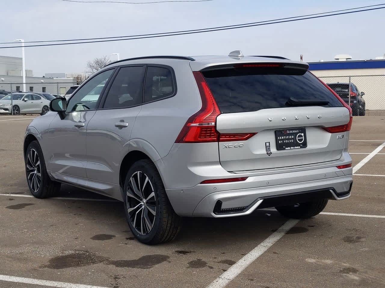 2025 Volvo XC60 B5 Plus photo 4
