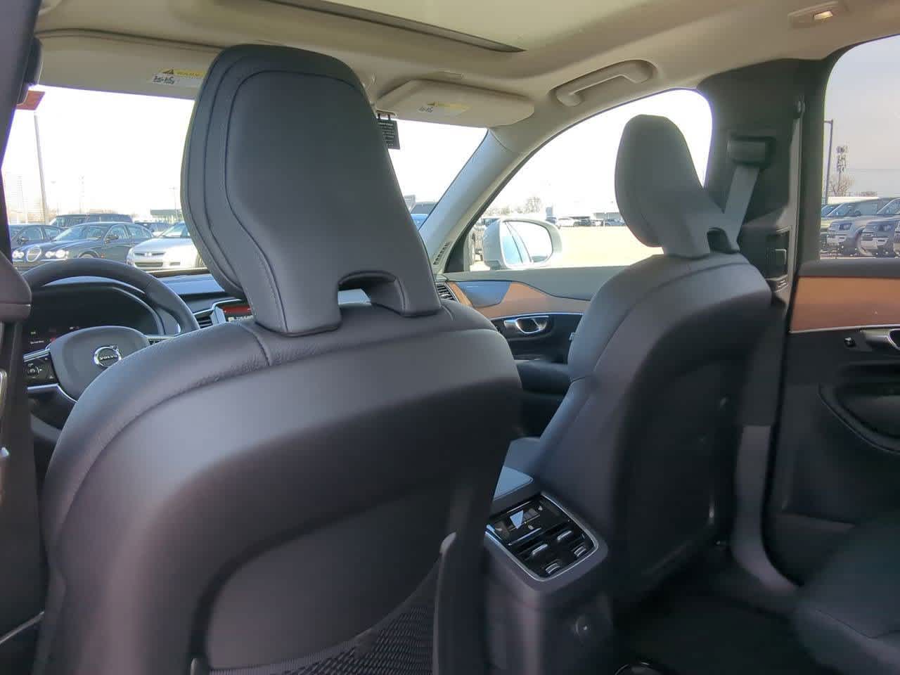 2025 Volvo XC90 T8 Plus 18