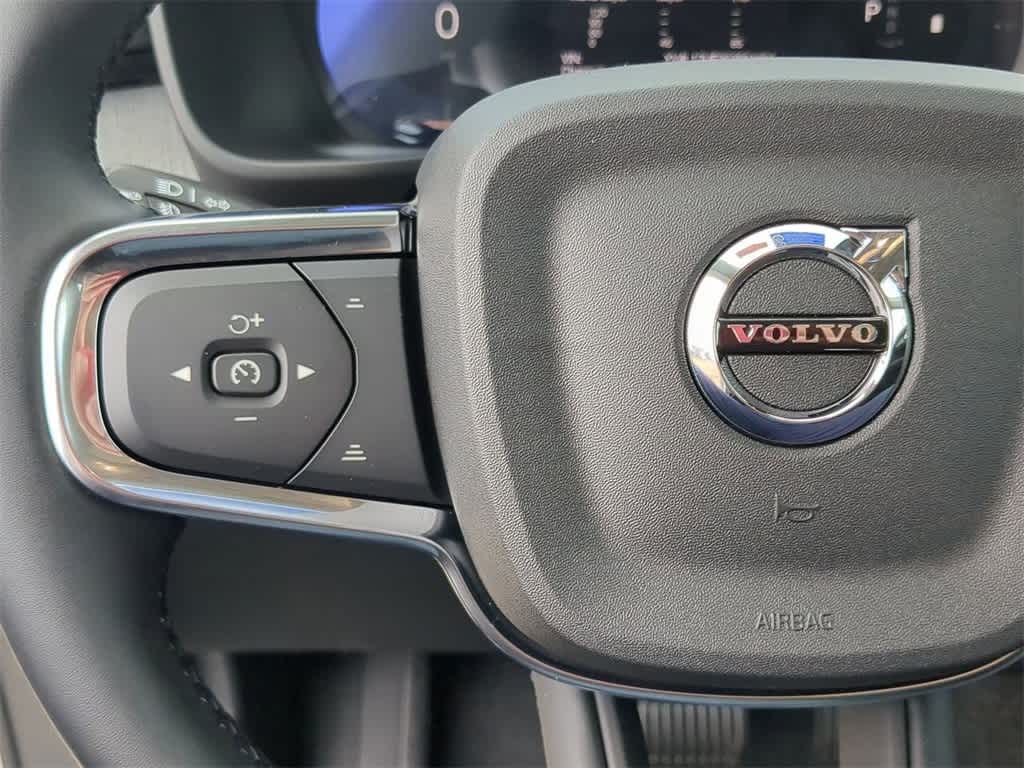 Thumbnail: 2025 Volvo XC40 - 25