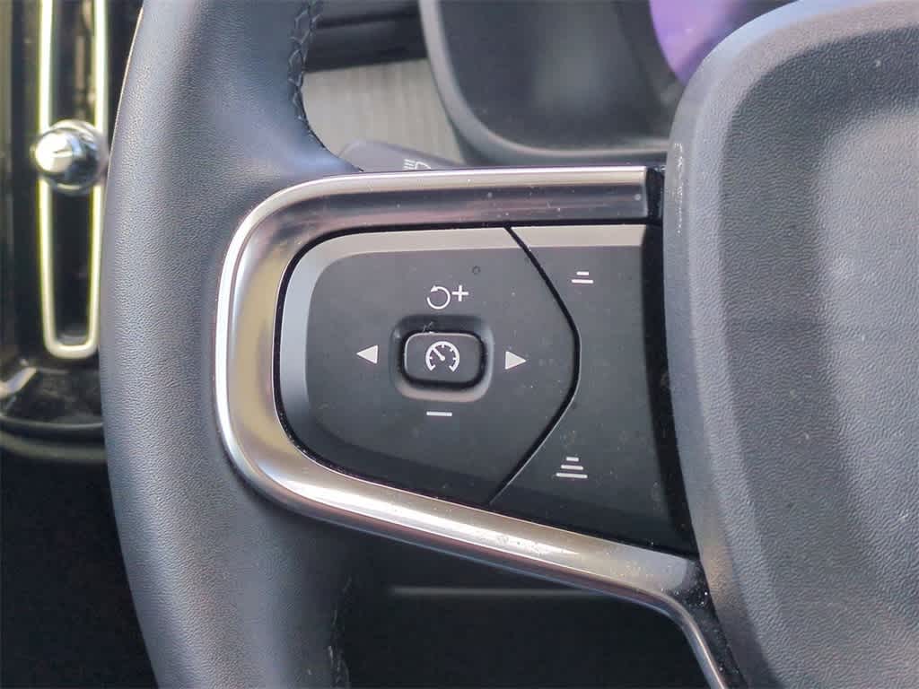 Thumbnail: 2023 Volvo XC40 - 24