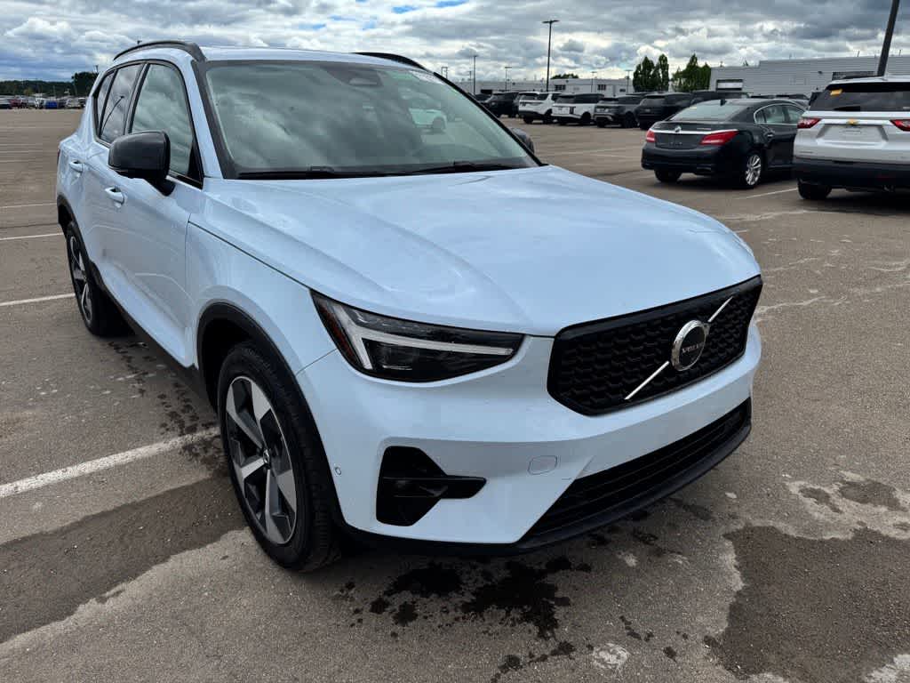 Thumbnail: 2026 Volvo XC40 - 3