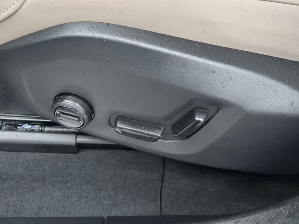 Thumbnail: 2026 Volvo XC60 - 16