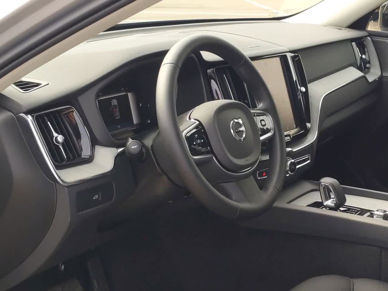 2025 Volvo XC60 B5 Plus photo 2
