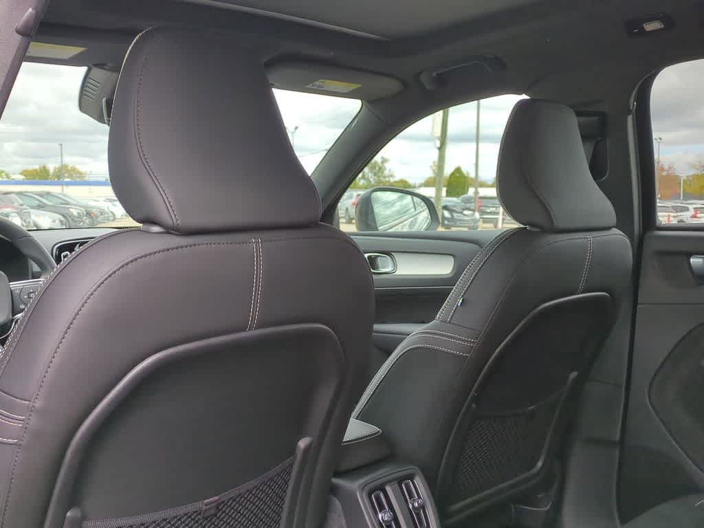 Thumbnail: 2026 Volvo XC40 - 17