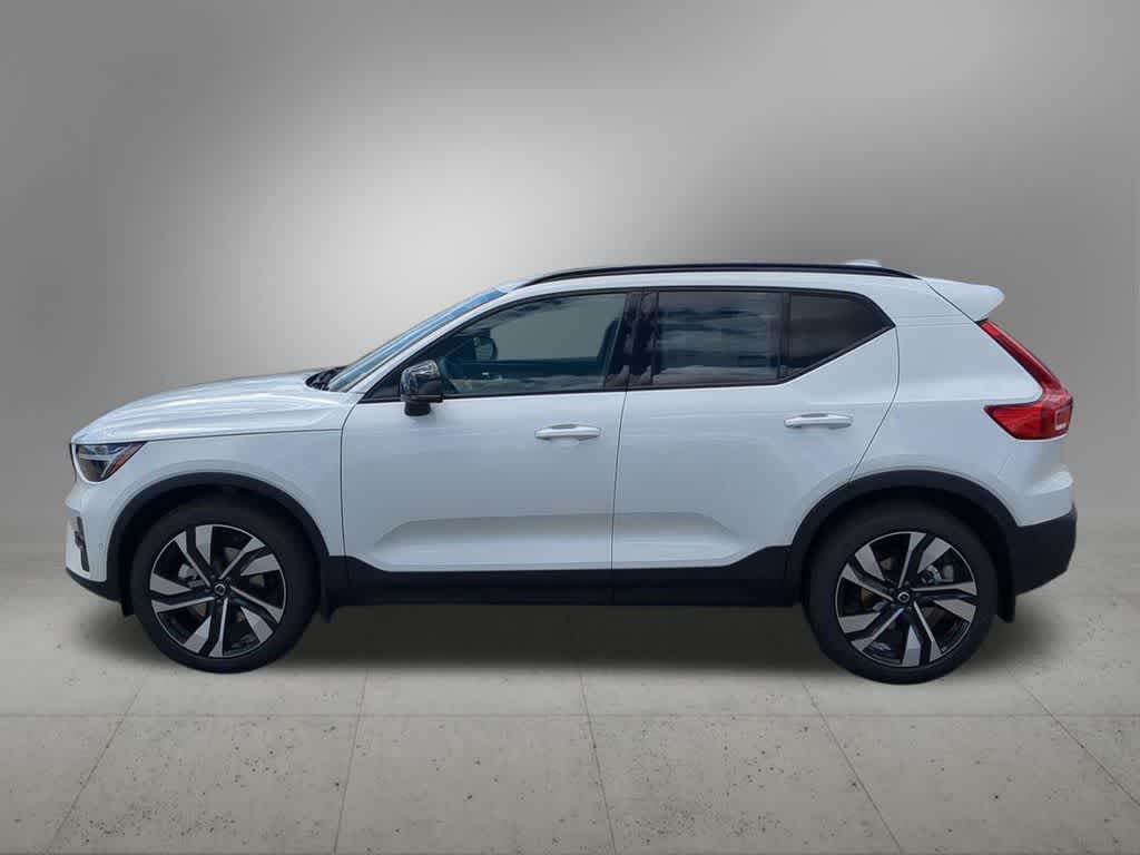 Thumbnail: 2026 Volvo XC40 - 3