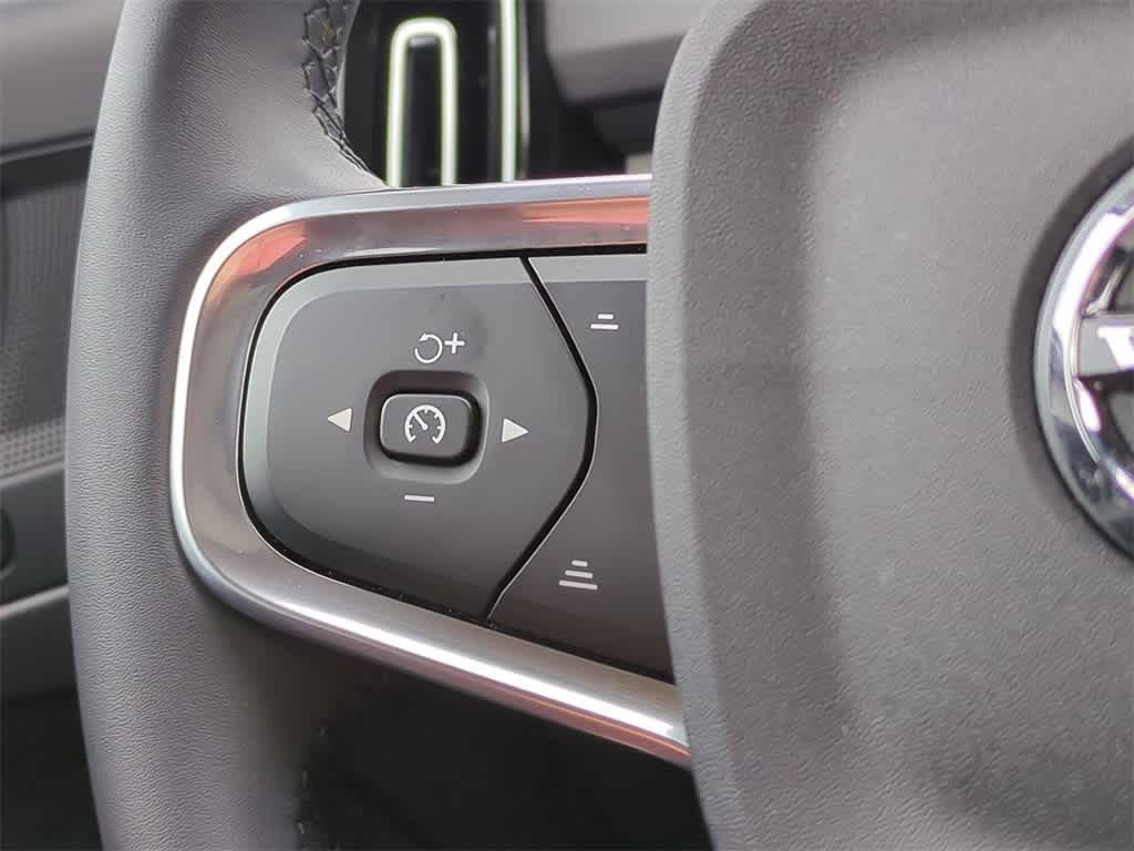 Thumbnail: 2025 Volvo XC40 - 23