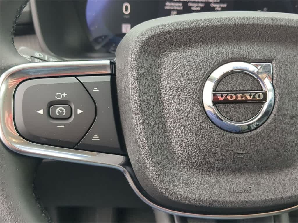 Thumbnail: 2025 Volvo XC40 - 25