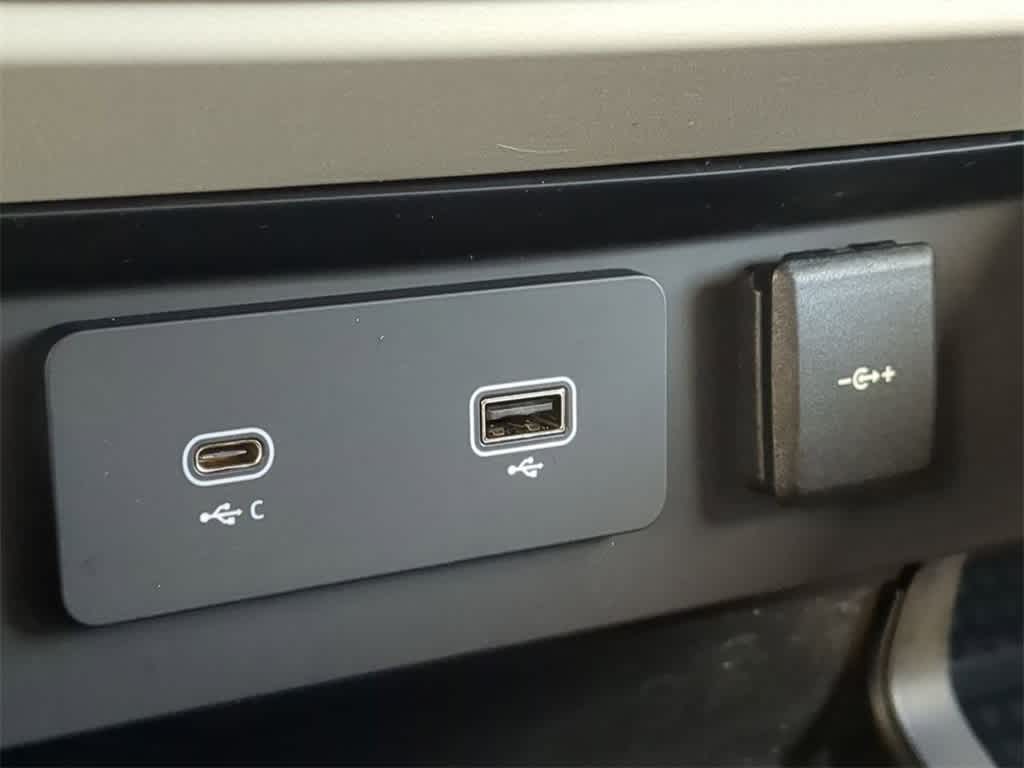 Thumbnail: 2022 Land Rover Defender - 30