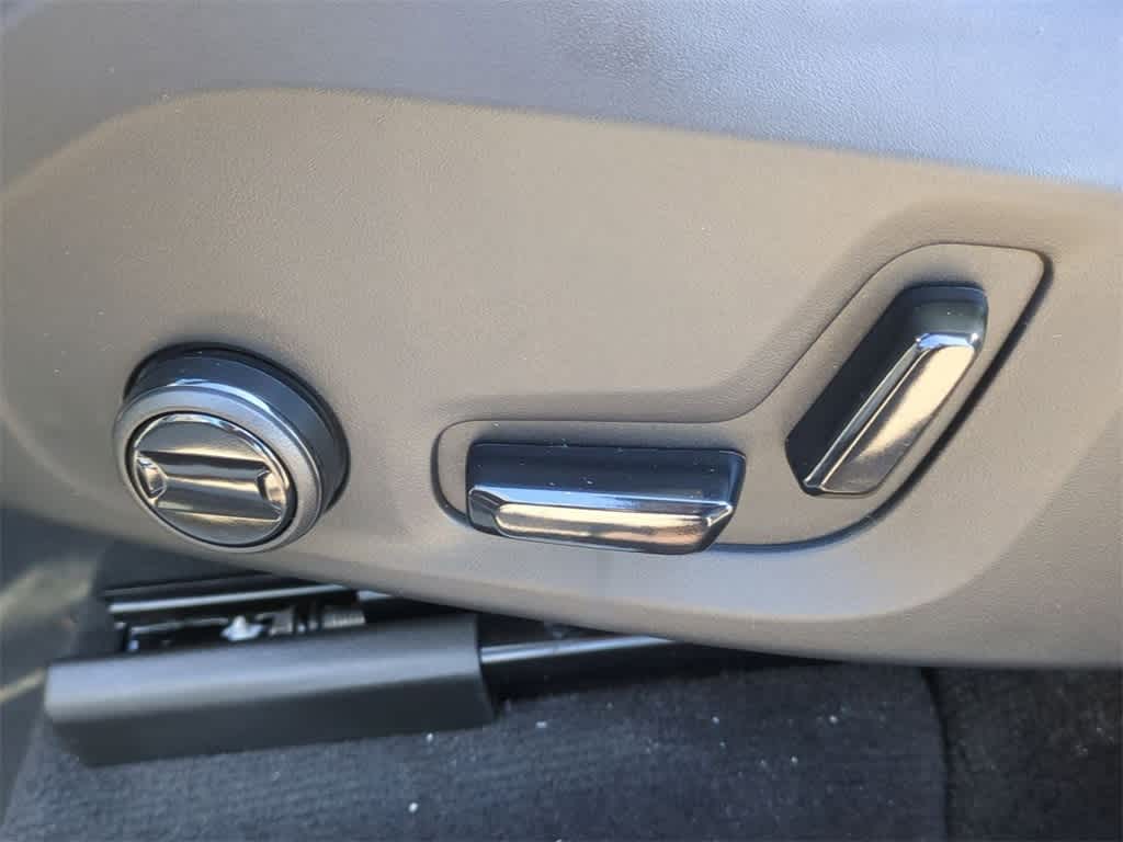 Thumbnail: 2026 Volvo XC60 - 16