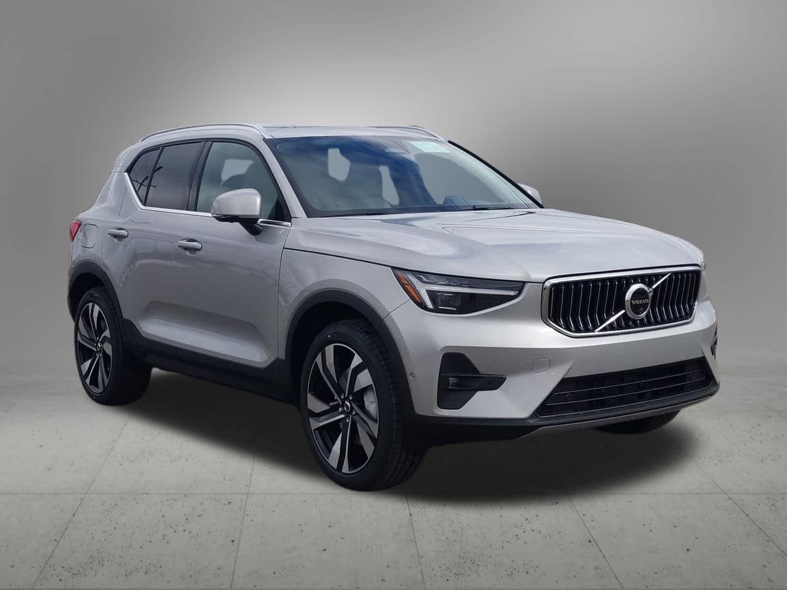 2025 Volvo XC40 B5 Ultimate 8