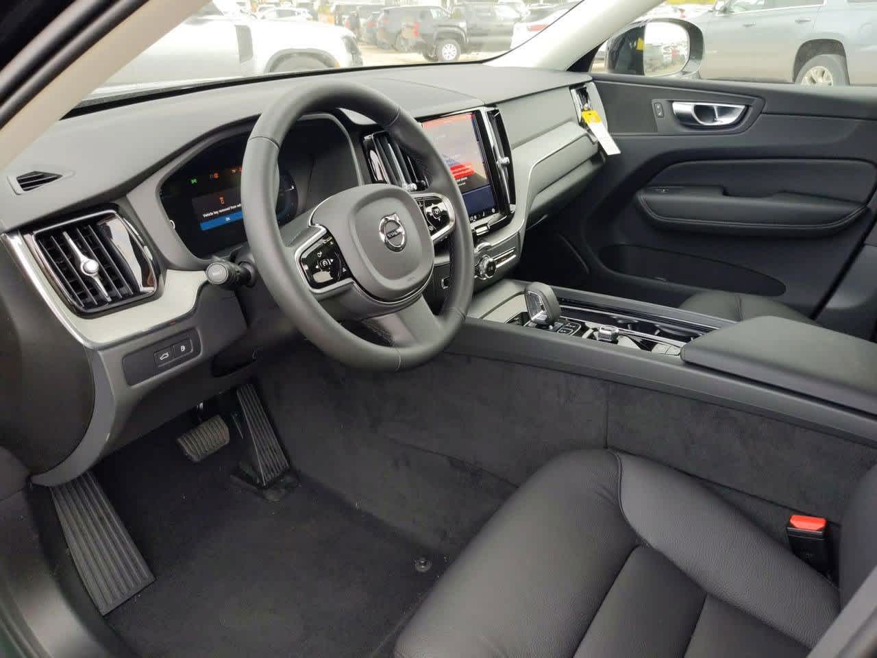 2025 Volvo XC60 Hybrid T8 Plus photo 2