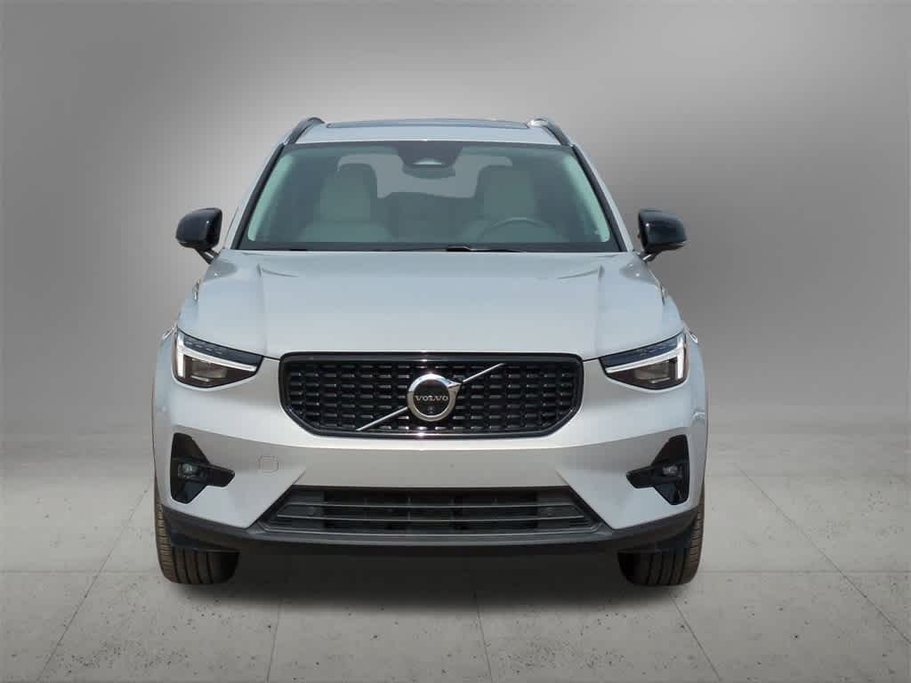 Thumbnail: 2025 Volvo XC40 - 9