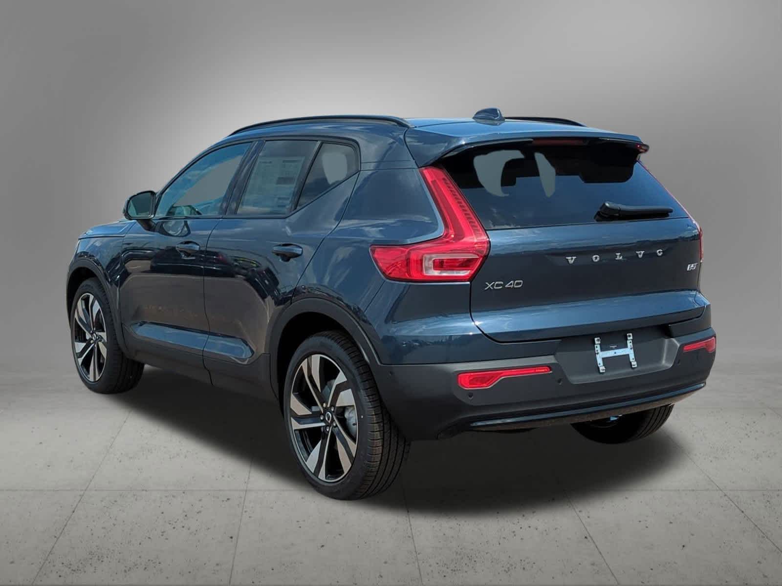 2026 Volvo XC40 photo 4
