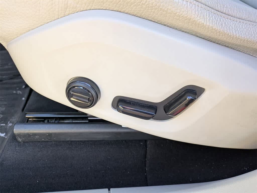 Thumbnail: 2019 Volvo XC60 - 16