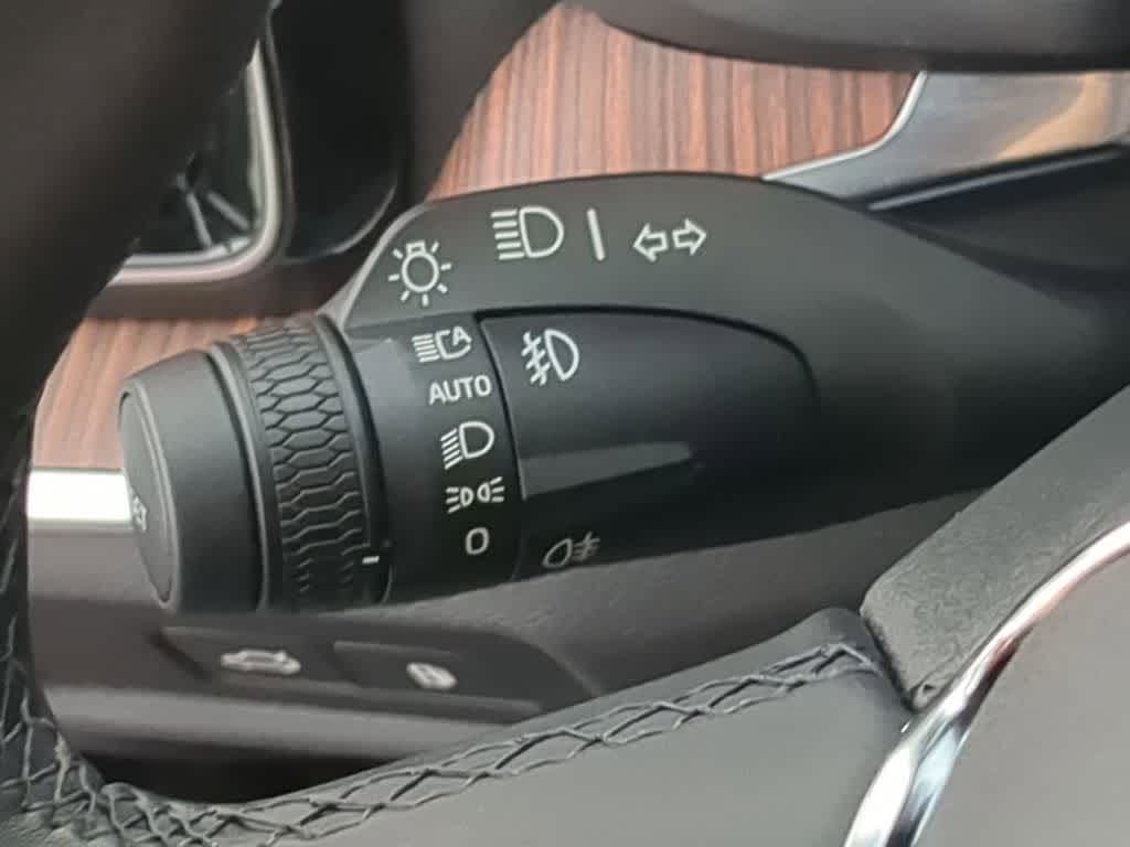 Thumbnail: 2025 Volvo S60 - 25