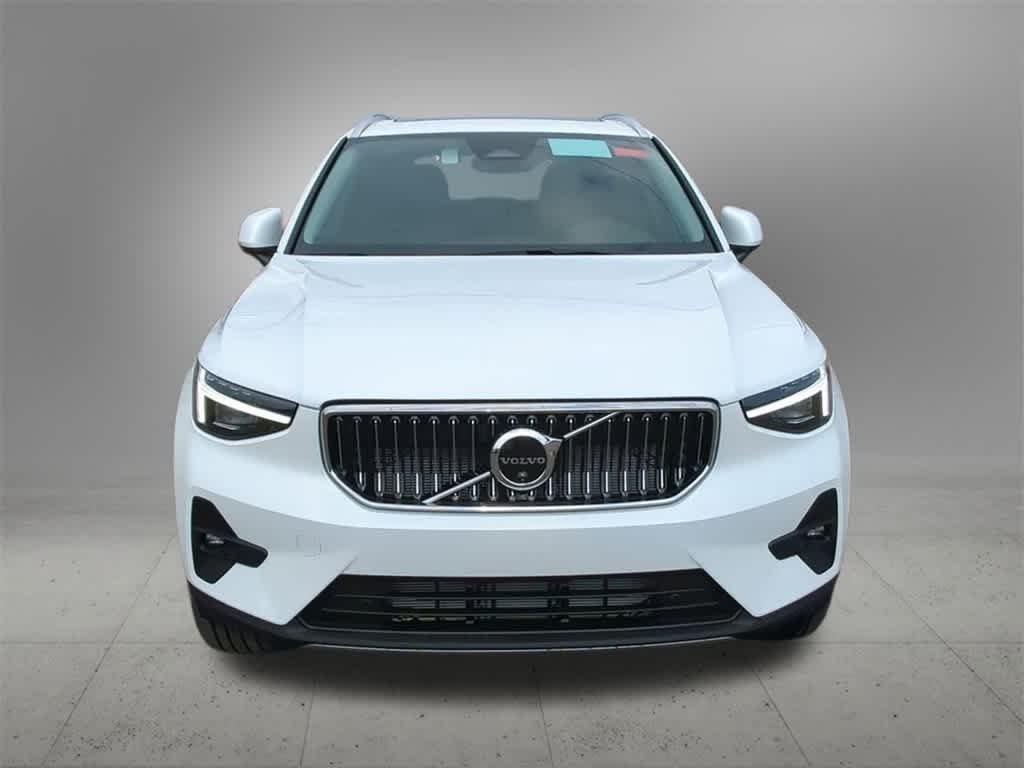 Thumbnail: 2025 Volvo XC40 - 9