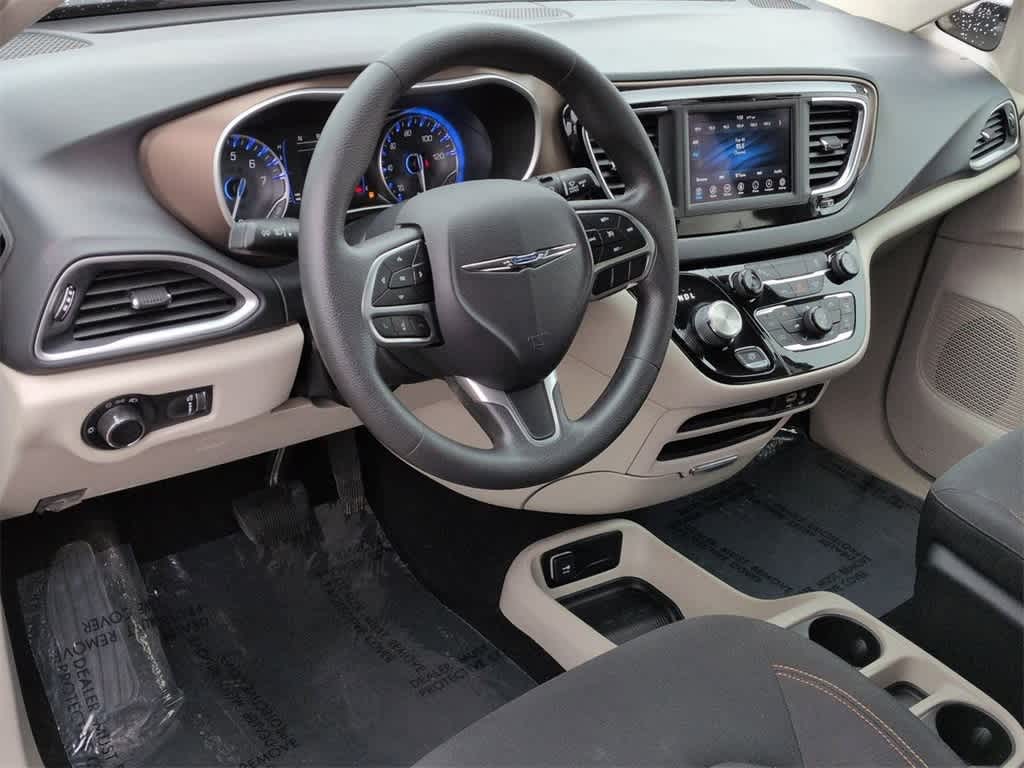 2018 Chrysler Pacifica L photo 2