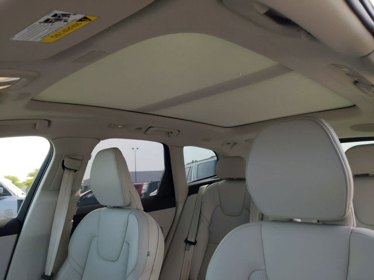 Thumbnail: 2025 Volvo XC60 - 16