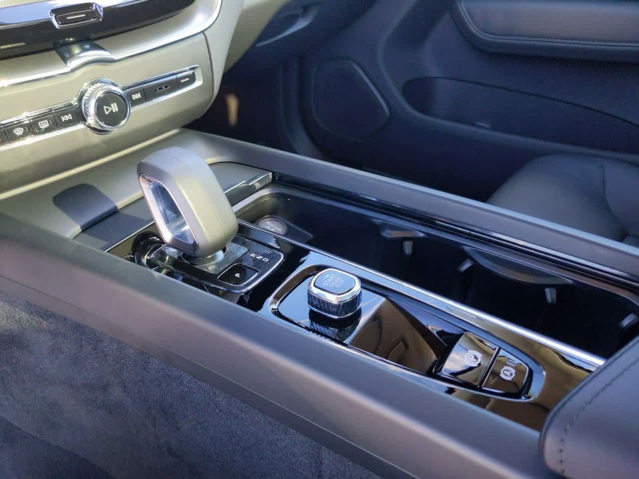 Thumbnail: 2025 Volvo XC60 - 24