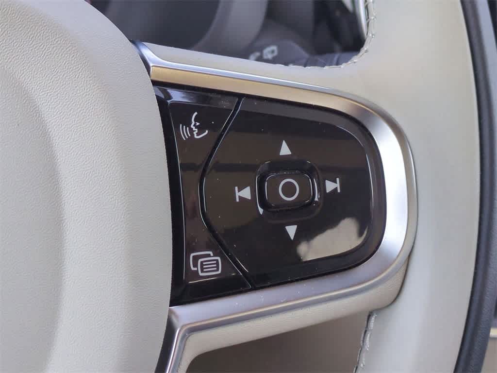 Thumbnail: 2025 Volvo XC60 - 24