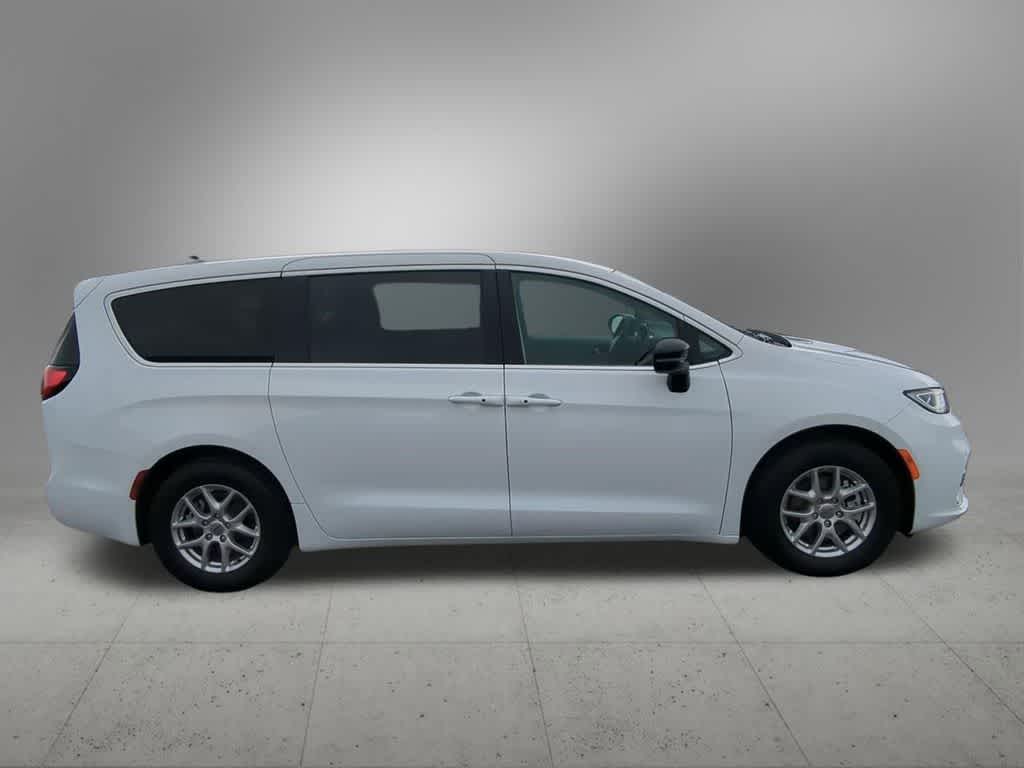 Thumbnail: 2024 Chrysler Pacifica - 7