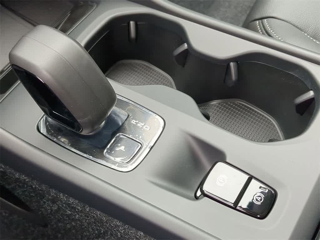 Thumbnail: 2025 Volvo XC40 - 32