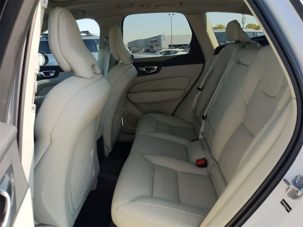 Thumbnail: 2025 Volvo XC60 - 17