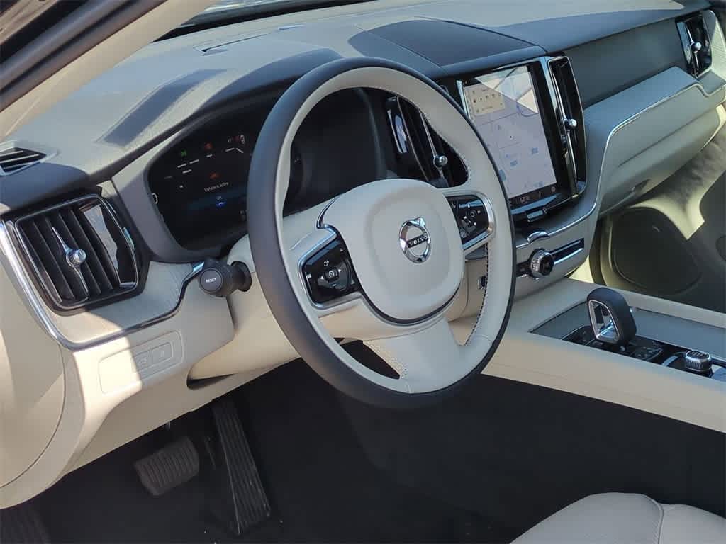 2025 Volvo XC60 Plus T8 photo 2
