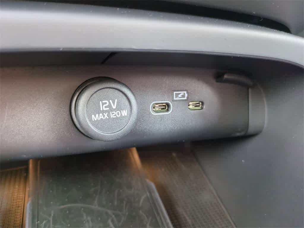 Thumbnail: 2023 Volvo XC40 - 23