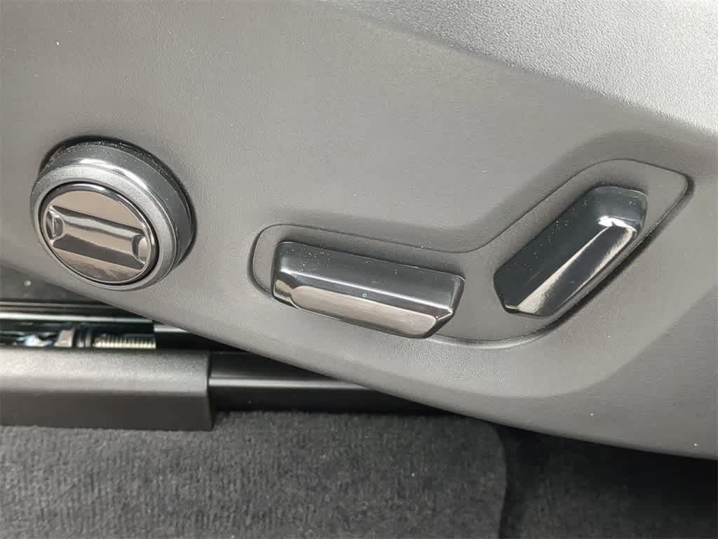 Thumbnail: 2025 Volvo XC60 - 16