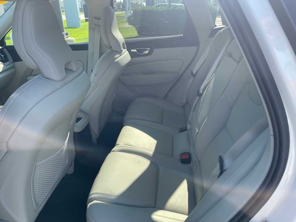 Thumbnail: 2022 Volvo XC60 - 10