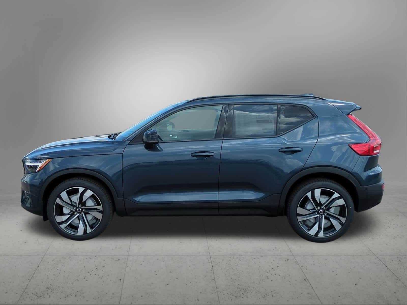 2026 Volvo XC40 photo 3