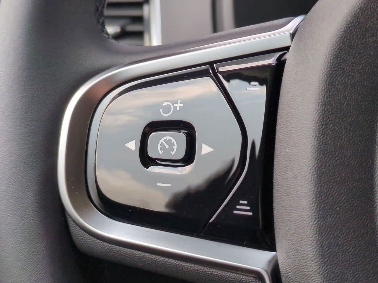 2025 Volvo XC90 T8 Plus 24