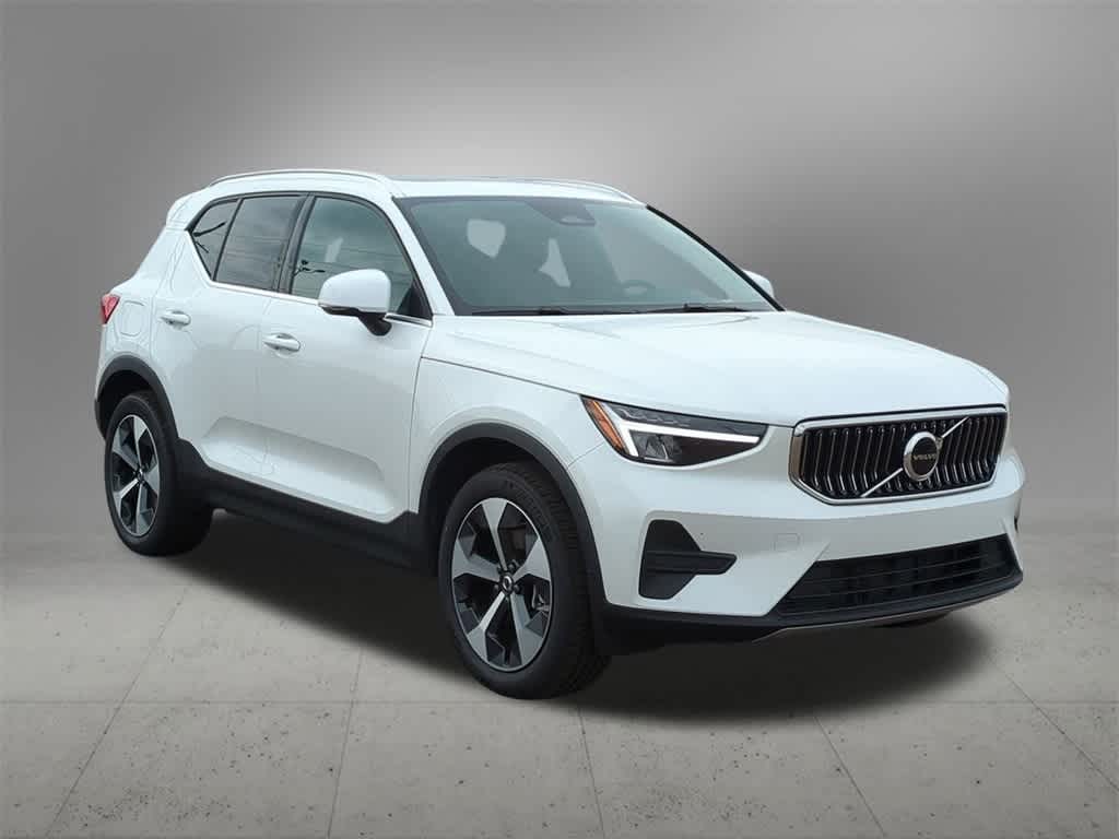 Thumbnail: 2025 Volvo XC40 - 8