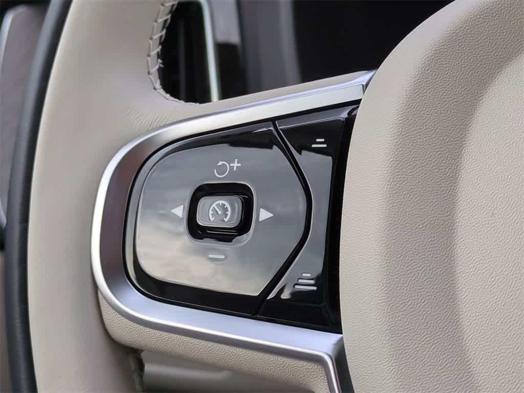 Thumbnail: 2025 Volvo XC60 - 25