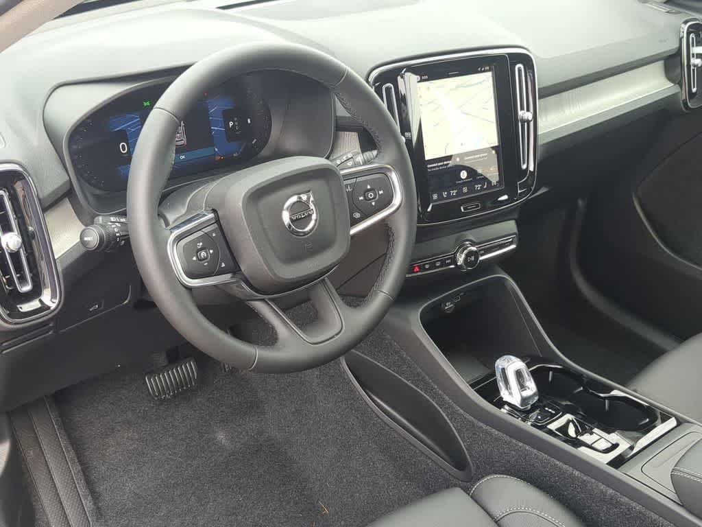 Thumbnail: 2026 Volvo XC40 - 2