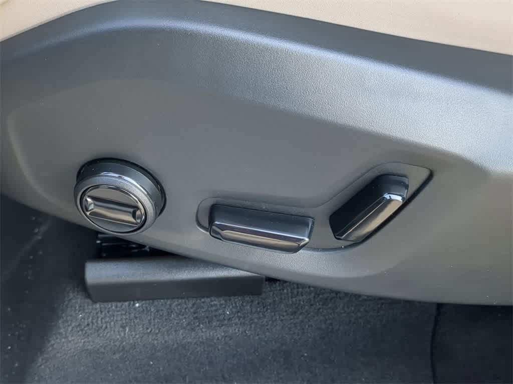 Thumbnail: 2026 Volvo XC60 - 16