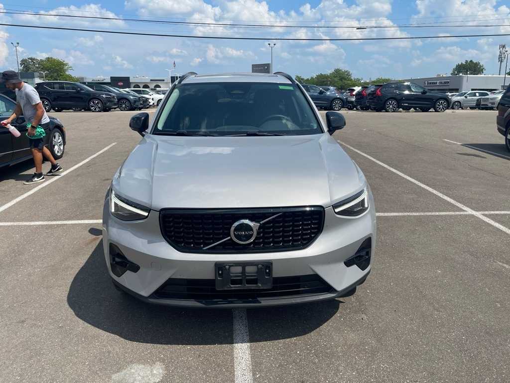 Thumbnail: 2023 Volvo XC40 - 8