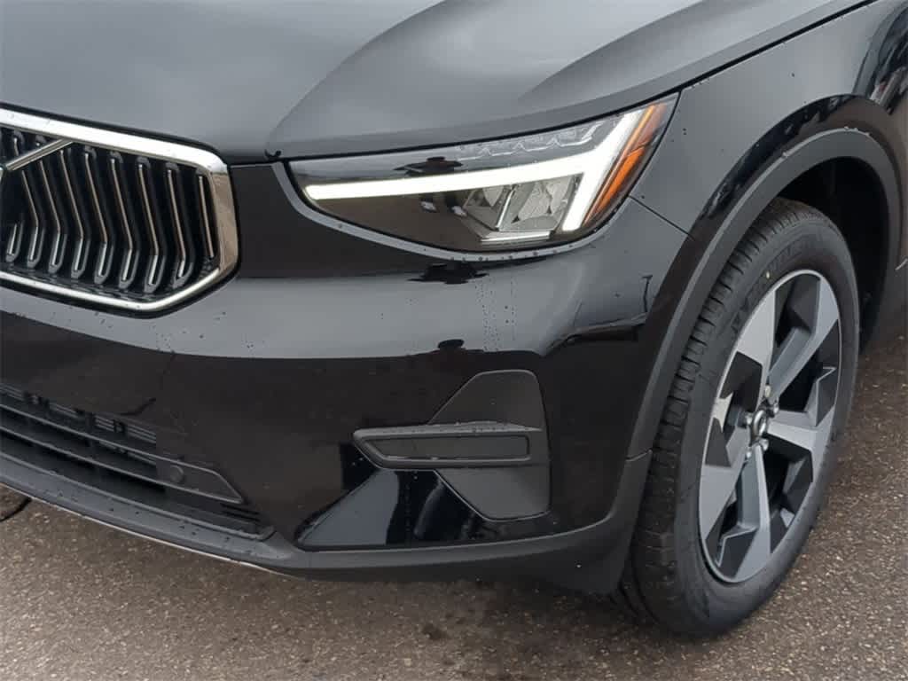 Thumbnail: 2025 Volvo XC40 - 10