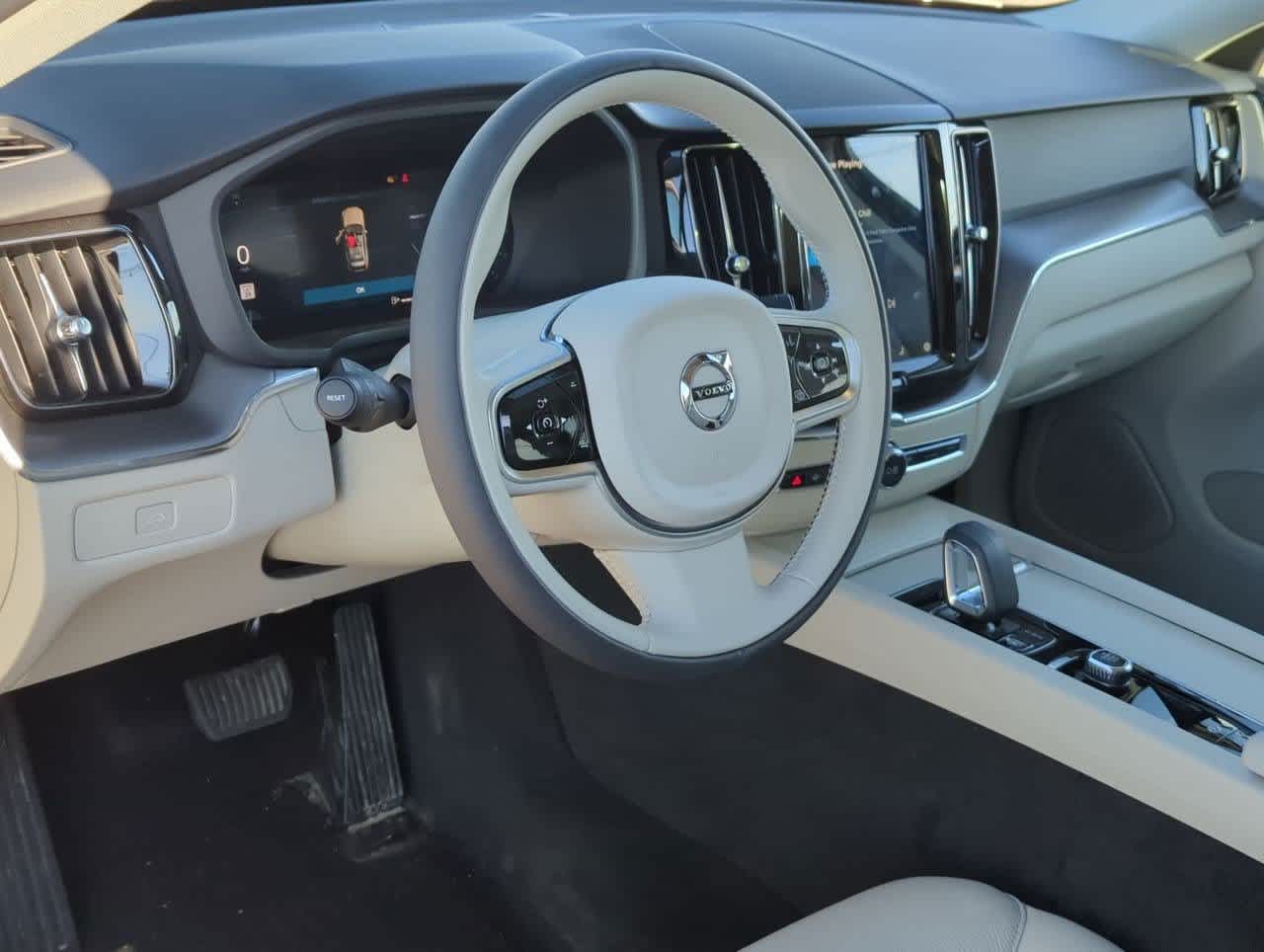 2025 Volvo XC60 Core B5 photo 2