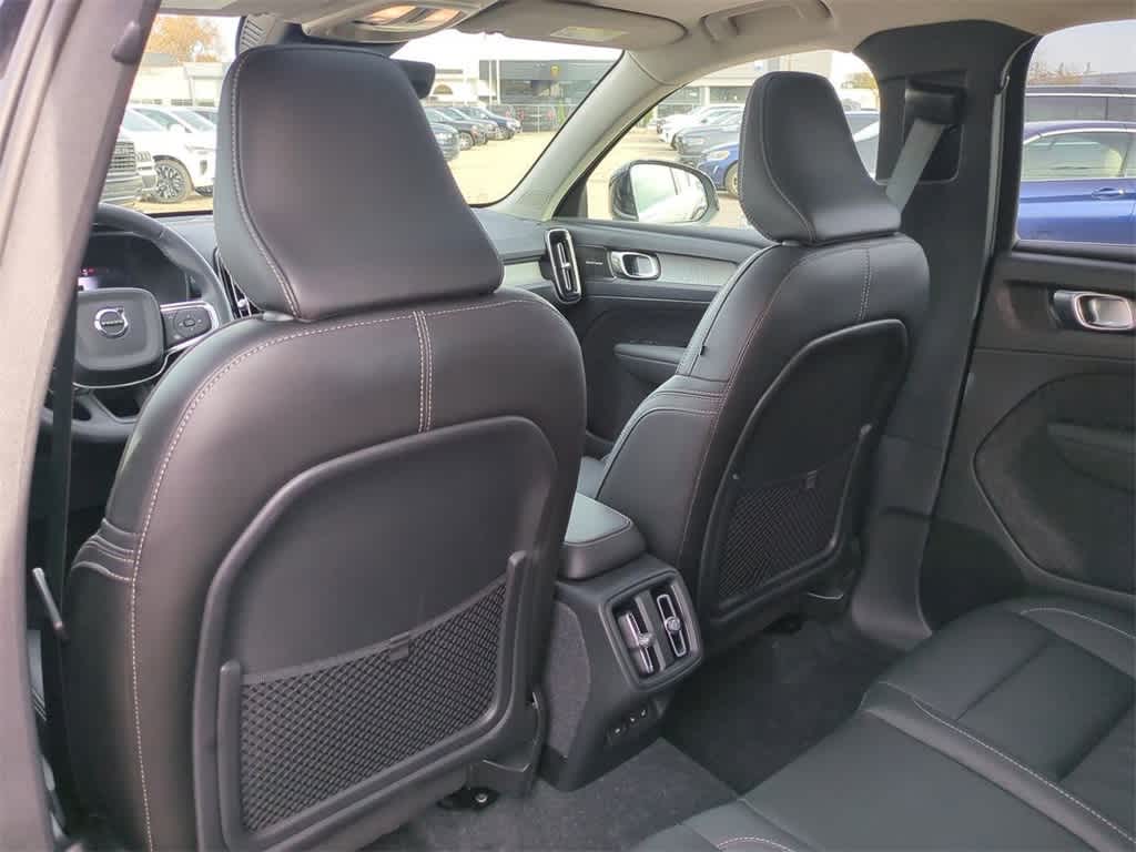 Thumbnail: 2023 Volvo XC40 - 10