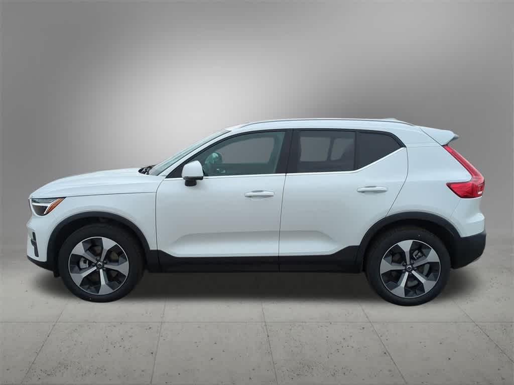Thumbnail: 2025 Volvo XC40 - 3