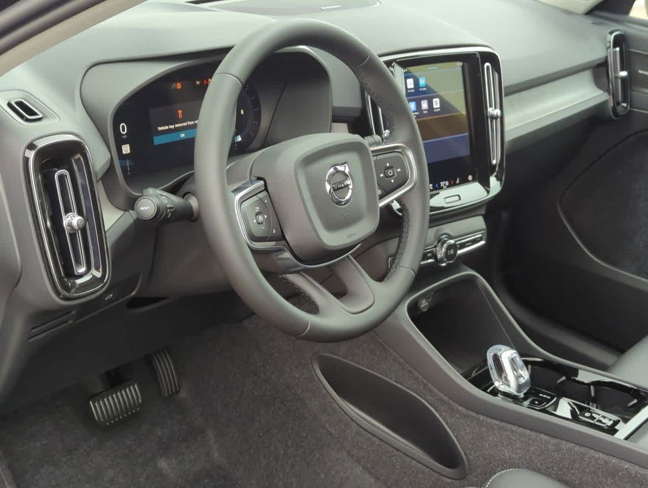 Thumbnail: 2025 Volvo XC40 - 2