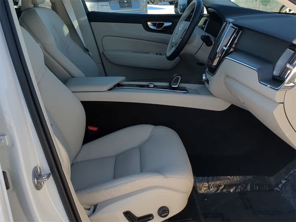 Thumbnail: 2025 Volvo XC60 - 20